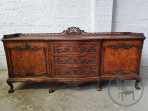 картинка Старинный ореховый комод в стиле Чиппендейл с ажурной резьбой салоне старинных вещей "Шебби" являющийся официальным дистрибьютором в России и Беларуси