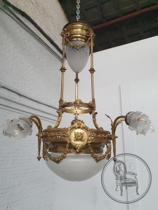 картинка Антикварная люстра с плафонами в виде раскрывшихся бутонов салоне старинных вещей "Шебби" являющийся официальным дистрибьютором в России и Беларуси