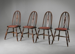 картинка Антикварные стулья из красного дерева (4 шт.) с резной спинкой салоне старинных вещей "Шебби" являющийся официальным дистрибьютором в России и Беларуси