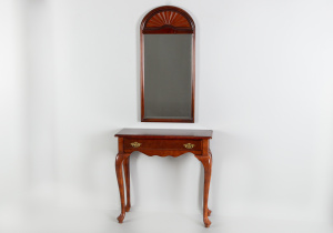 картинка Старинный консольный столик с зеркалом салоне старинных вещей "Шебби" являющийся официальным дистрибьютором в России и Беларуси