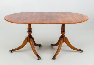 картинка Старинный стол салоне старинных вещей "Шебби" являющийся официальным дистрибьютором в России и Беларуси