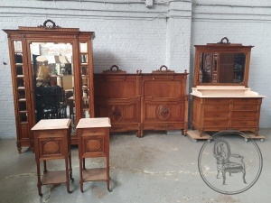 картинка Антикварный спальный гарнитур из ореха и мрамора салоне старинных вещей "Шебби" являющийся официальным дистрибьютором в России и Беларуси