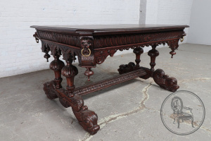 картинка Антикварный стол салоне старинных вещей "Шебби" являющийся официальным дистрибьютором в России и Беларуси