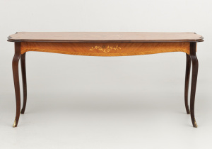 картинка Старинный столик салоне старинных вещей "Шебби" являющийся официальным дистрибьютором в России и Беларуси