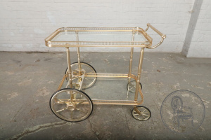 картинка Старинный сервировочный столик салоне старинных вещей "Шебби" являющийся официальным дистрибьютором в России и Беларуси