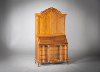 Антикварный секретер с волнообразным карнизом код.&nbsp;RM4165818