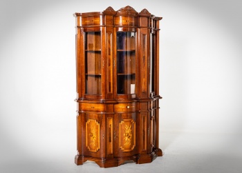 Старинная витрина из красного дерева с инкрустацией в технике маркетри код.&nbsp;RM4165897