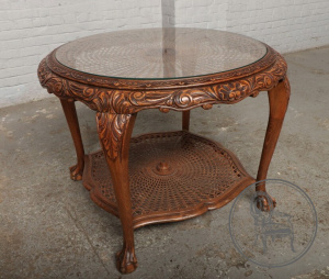 картинка Антикварный кофейный столик из дуба с ротангом салоне старинных вещей "Шебби" являющийся официальным дистрибьютором в России и Беларуси