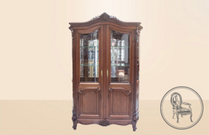 картинка Антикварная витрина с резной короной салоне старинных вещей "Шебби" являющийся официальным дистрибьютором в России и Беларуси