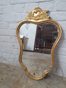 картинка Старинное настенное зеркало в резной деревянной раме салоне старинных вещей "Шебби" являющийся официальным дистрибьютором в России и Беларуси