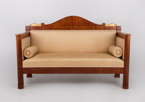 картинка Антикварная софа салоне старинных вещей "Шебби" являющийся официальным дистрибьютором в России и Беларуси