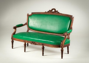 картинка Антикварная дубовая скамейка с обивкой из зеленой кожи салоне старинных вещей "Шебби" являющийся официальным дистрибьютором в России и Беларуси