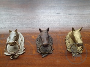 картинка Антикварные дверные молотки (кнокеры) в форме лошадиных голов салоне старинных вещей "Шебби" являющийся официальным дистрибьютором в России и Беларуси