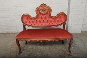 картинка Старинная ореховая итальянская скамейка салоне старинных вещей "Шебби" являющийся официальным дистрибьютором в России и Беларуси