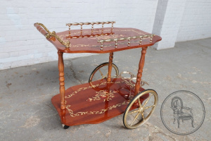 картинка Старинный сервировочный столик салоне старинных вещей "Шебби" являющийся официальным дистрибьютором в России и Беларуси