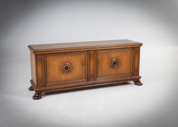 Антикварный комод с резными филенками и ножками в виде львиных лап код. RM4165719