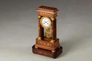 картинка Антикварные каминные часы с маркетри в стиле Наполеона III салоне старинных вещей "Шебби" являющийся официальным дистрибьютором в России и Беларуси