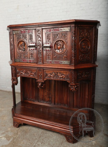 картинка Антикварный поставец из дуба с медальонами в виде портретов салоне старинных вещей "Шебби" являющийся официальным дистрибьютором в России и Беларуси