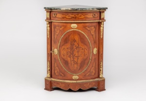 картинка Старинный угловой комод с изящными интарсиями и ажурными бронзовыми накладками салоне старинных вещей "Шебби" являющийся официальным дистрибьютором в России и Беларуси