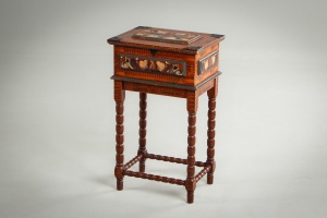 картинка Старинный расписной столик для рукоделия салоне старинных вещей "Шебби" являющийся официальным дистрибьютором в России и Беларуси