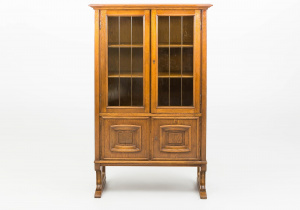 картинка Старинный посудный шкаф салоне старинных вещей "Шебби" являющийся официальным дистрибьютором в России и Беларуси