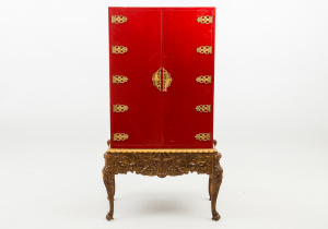 картинка Старинный посудный шкаф салоне старинных вещей "Шебби" являющийся официальным дистрибьютором в России и Беларуси