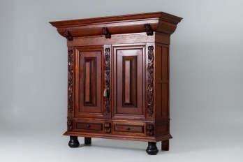 Старинный комод с резной виноградной лозой и барельефами код. RM4101101