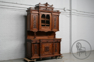 картинка Антикварный ореховый буфет с растительным орнаментом салоне старинных вещей "Шебби" являющийся официальным дистрибьютором в России и Беларуси