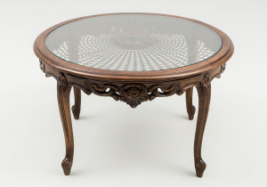 картинка Старинный столик салоне старинных вещей "Шебби" являющийся официальным дистрибьютором в России и Беларуси