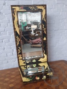 картинка Старинное зеркало в деревянной раме в ориентальном стиле салоне старинных вещей "Шебби" являющийся официальным дистрибьютором в России и Беларуси