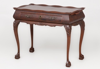 Старинная консоль с фигурной столешницей и резными ножками код. RM4100639