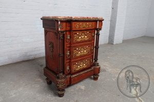 картинка Антикварный комод салоне старинных вещей "Шебби" являющийся официальным дистрибьютором в России и Беларуси