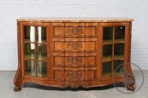 картинка Антикварный дубовый комод с мраморной столешницей, бронзовыми накладками, резьбой и опорами в виде звериных лап салоне старинных вещей "Шебби" являющийся официальным дистрибьютором в России и Беларуси