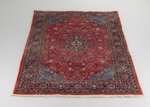 картинка Старинный иранский ковер с традиционным орнаментом и бахромой салоне старинных вещей "Шебби" являющийся официальным дистрибьютором в России и Беларуси