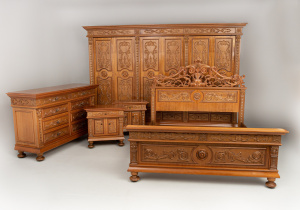 картинка Старинный спальный гарнитур салоне старинных вещей "Шебби" являющийся официальным дистрибьютором в России и Беларуси