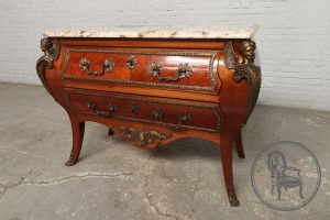 картинка Антикварный комод в стиле Людовика XV с изогнутыми формами («бомбе») салоне старинных вещей "Шебби" являющийся официальным дистрибьютором в России и Беларуси