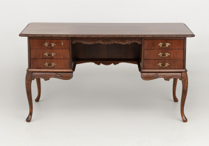 картинка Старинный письменный стол салоне старинных вещей "Шебби" являющийся официальным дистрибьютором в России и Беларуси