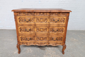 картинка Старинный комод салоне старинных вещей "Шебби" являющийся официальным дистрибьютором в России и Беларуси