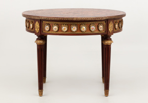 картинка Cтаринный столик салоне старинных вещей "Шебби" являющийся официальным дистрибьютором в России и Беларуси