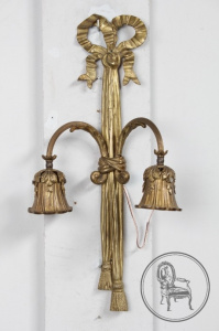 картинка Антикварный настенный светильник салоне старинных вещей "Шебби" являющийся официальным дистрибьютором в России и Беларуси