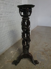 Антикварный приставной столик с утонченной анималистической резьбой код. BE4139763