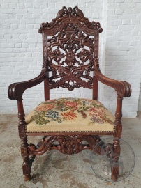 Антикварное кресло с высокой резной спинкой и гобеленовой обивкой код. BE4110393