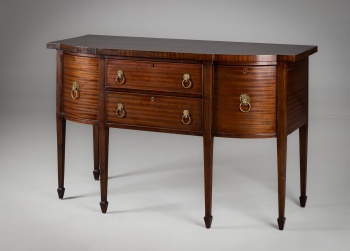 Антикварный комод на высоких ножках с фурнитурой в виде львиных голов код.&nbsp;RM4135634