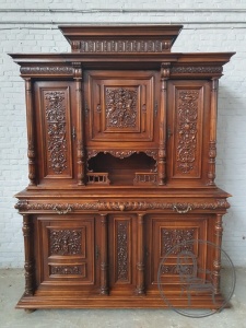 картинка Антикварный ореховый буфет с растительной резьбой салоне старинных вещей "Шебби" являющийся официальным дистрибьютором в России и Беларуси