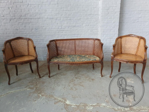 картинка Антикварный комплект для гостиной из ореха и ротанга салоне старинных вещей "Шебби" являющийся официальным дистрибьютором в России и Беларуси