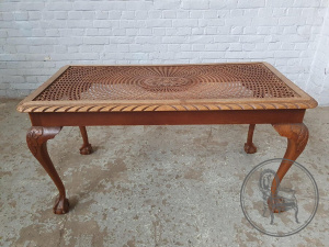 картинка Антикварный дубовый кофейный столик с отделкой из ротанга салоне старинных вещей "Шебби" являющийся официальным дистрибьютором в России и Беларуси