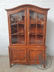 картинка Антикварный шкаф с изогнутыми линиями фасада и ножками-кабриоль салоне старинных вещей "Шебби" являющийся официальным дистрибьютором в России и Беларуси