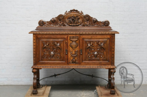 картинка Антикварный комод салоне старинных вещей "Шебби" являющийся официальным дистрибьютором в России и Беларуси