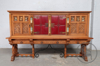 Старинный дубовый комод в испанском стиле с кожаными вставками и коваными элементами код. BE107369