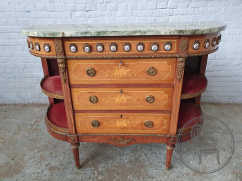 Старинный комод, инкрустированный фарфоровыми медальонами в бронзе код. BE3259575